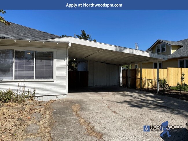 Building Photo - Charming 2 Bedroom 2 Bathroom Home