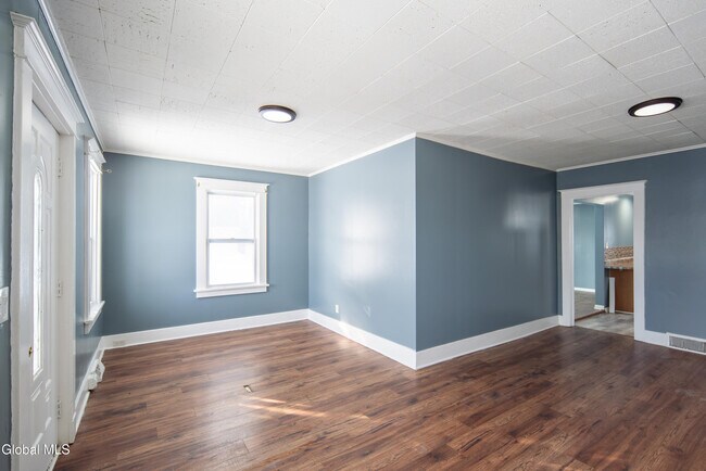 Building Photo - 6 Utica Ave