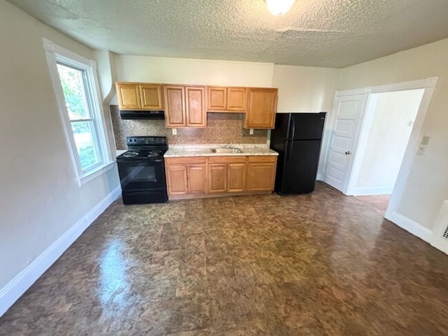 Building Photo - 3 Bedroom Townhome