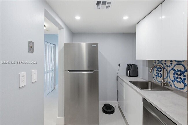 Building Photo - 2899 Collins Ave