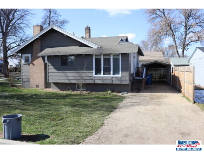 Building Photo - 4 bedroom 2 bath,1898 sq. ft.  plus carpor...