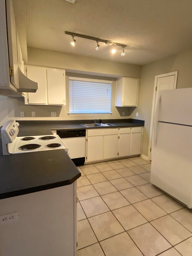 Foto del edificio - 2507 Golden Park Ln