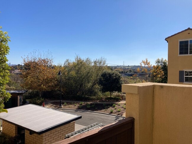 Building Photo - Beautiful 2 Bedroom Plus Office Den -- Ava...