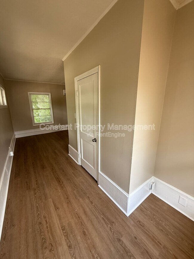 Foto del edificio - 614 W Poplar St