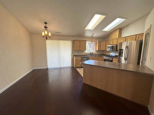 Building Photo - Beautiful 4 bed, 2 bath home