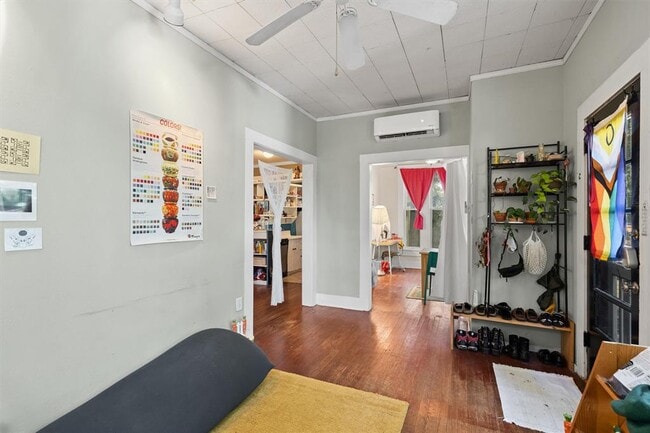 Building Photo - 3404 1/2-3402 Grooms St