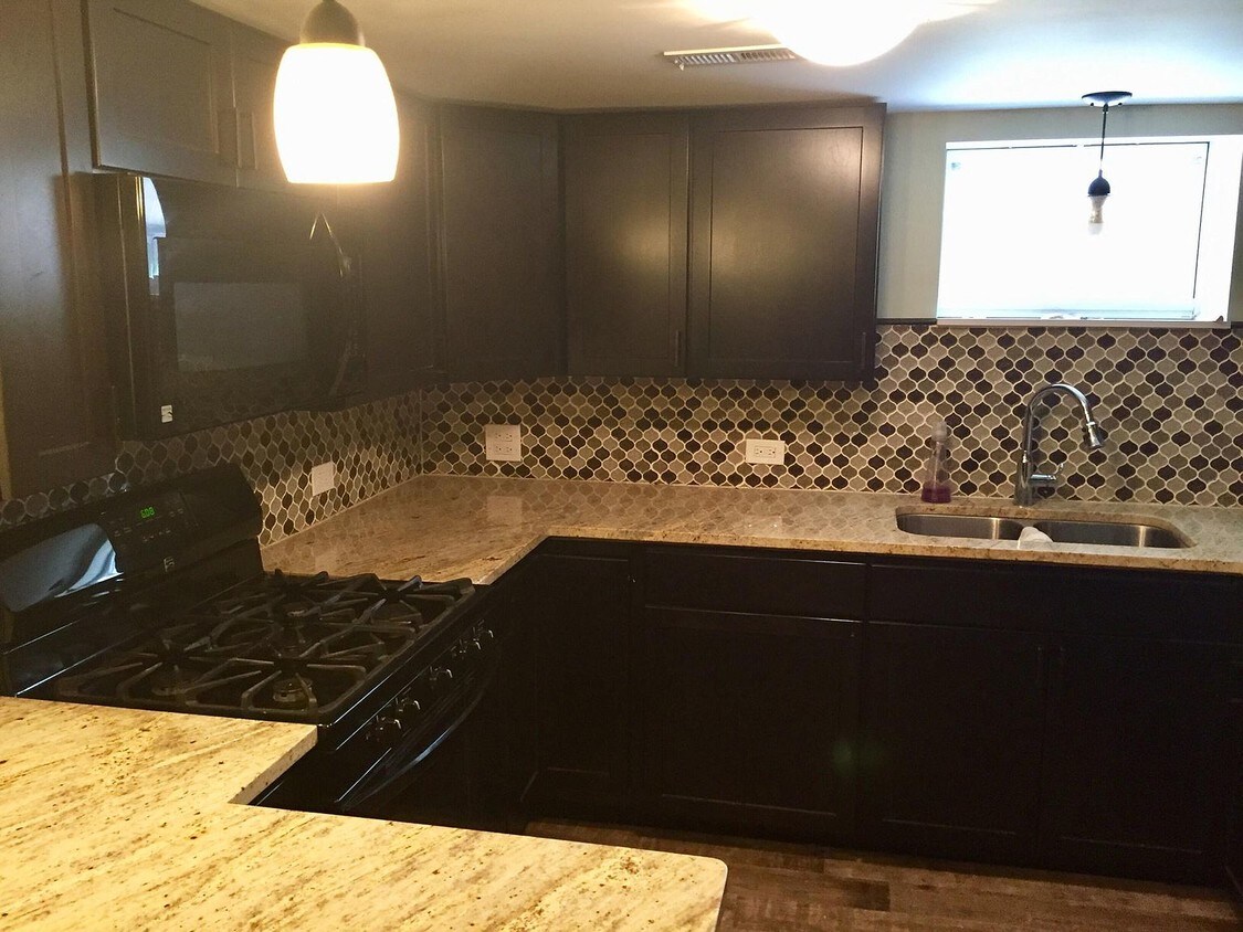 Kitchen - 5036 N Menard Ave