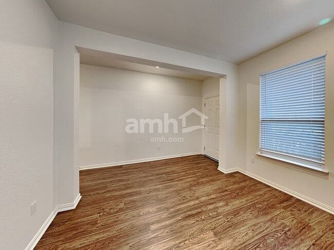 Building Photo - 421 Pebble Bend