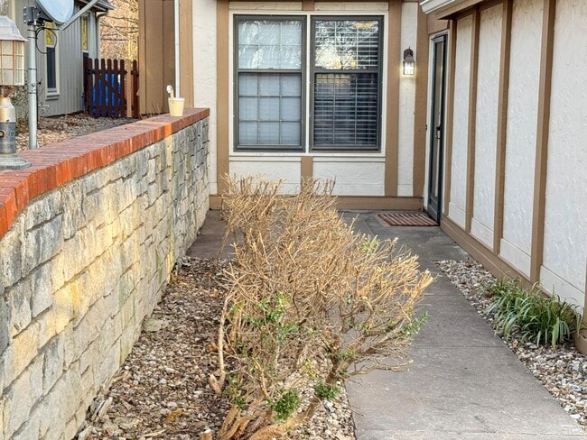Foto del edificio - 3 bed 2.5 bath townhome off Bob Billings!