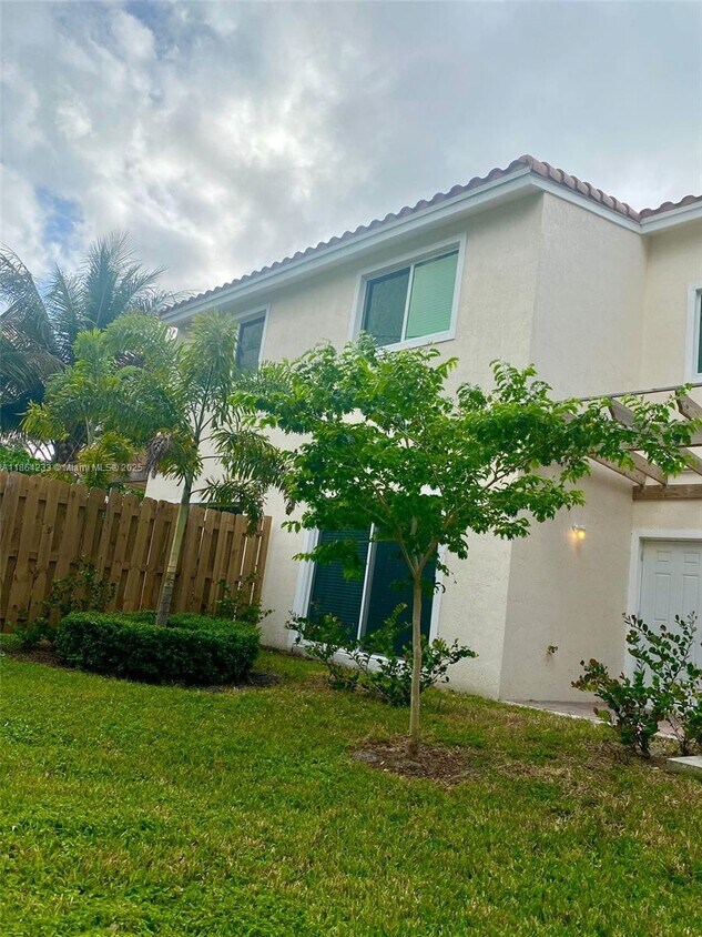 Foto principal - 2208 SW 3rd Ave