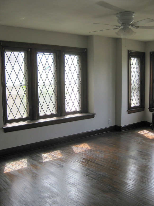 Window seat in living room - Kenmore Estates Apartments