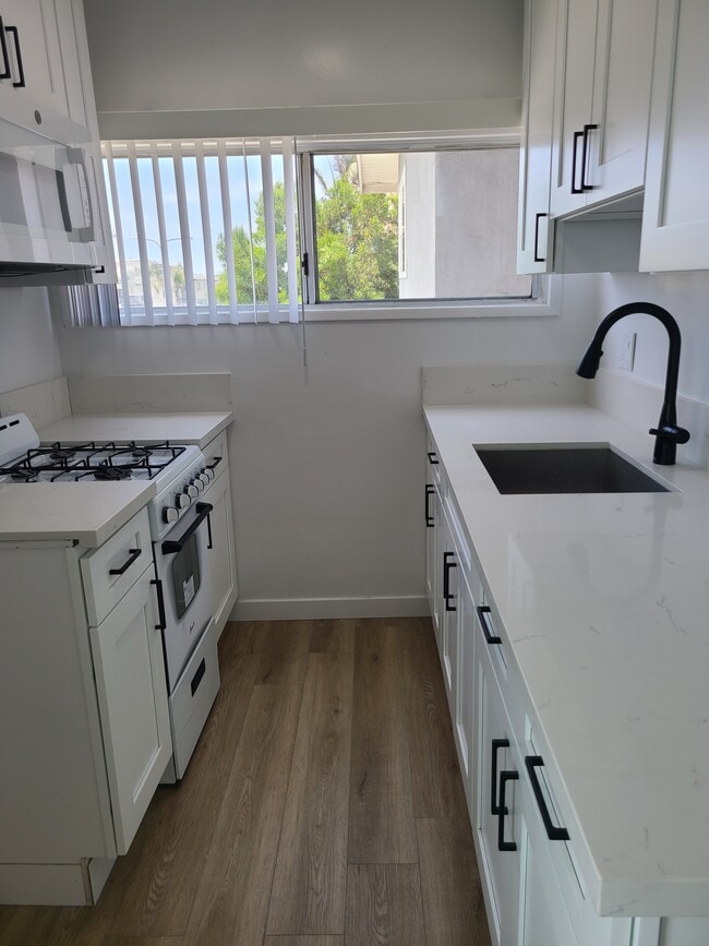 Building Photo - 2026 Hermosa Ave