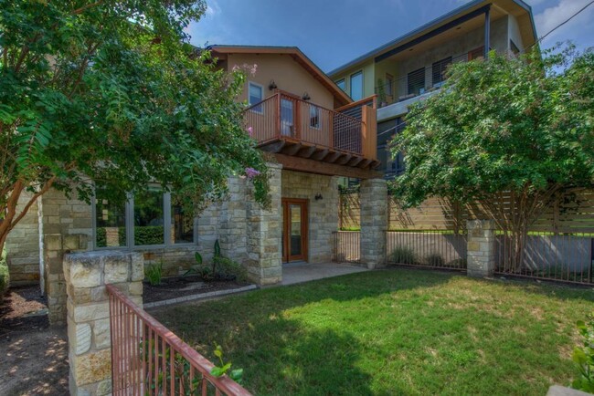Foto del edificio - 605 Peacock Ln