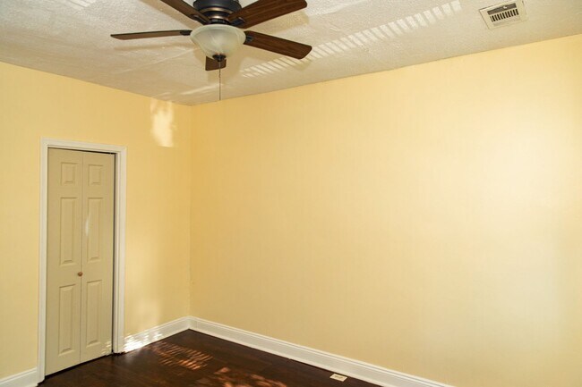 Foto del edificio - Renovated and Spacious 4Bedroom Townhouse in West Baltimore!