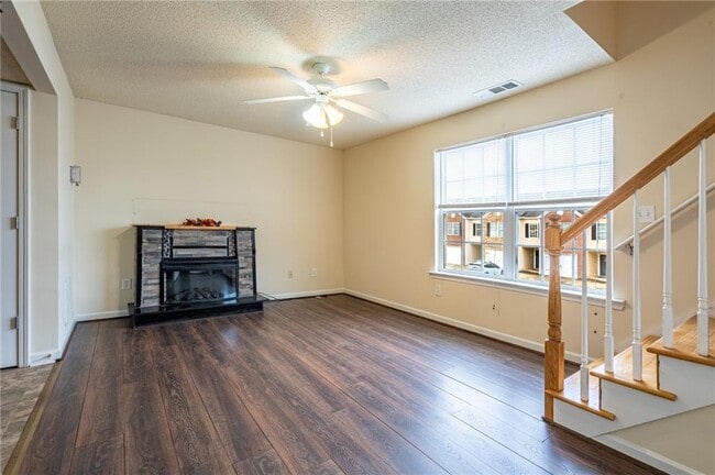 Building Photo - 43 Middlebrook Dr