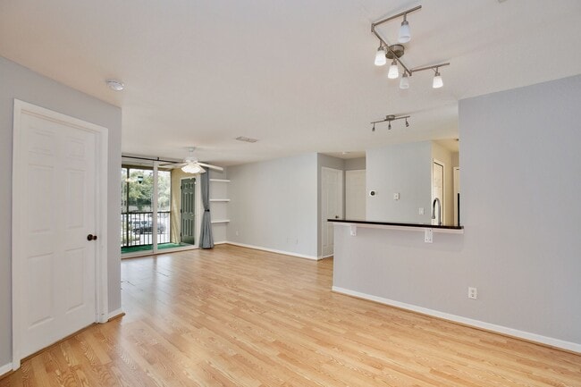 Building Photo - Charming 2/2 Spacious Condo with a Screened Balcony in the Highly Desired Dr. Phillips Area - Orl...