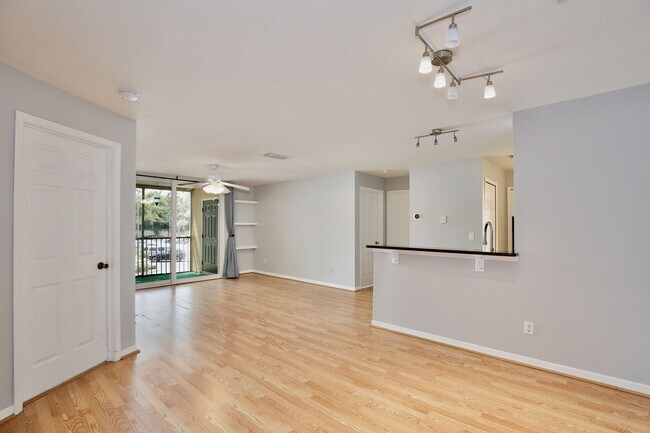 Foto del edificio - Charming 2/2 Spacious Condo with a Screened Balcony in the Highly Desired Dr. Phillips Area - Orl...