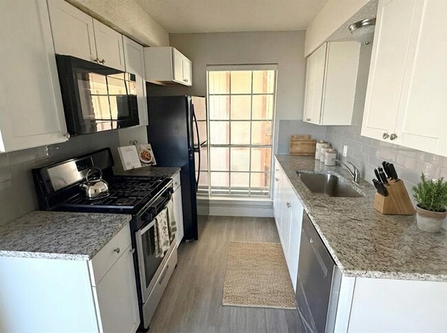 Building Photo - 9906 Randall Dr