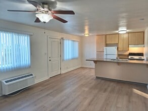 Building Photo - 610-616 Iris Dr