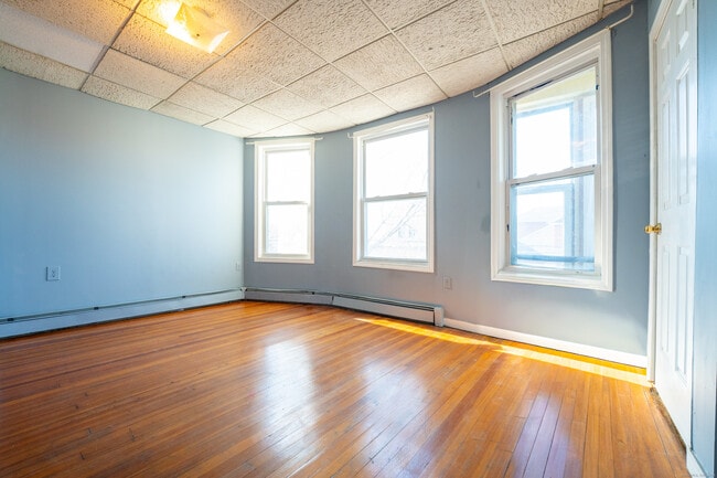 Building Photo - 1368 E Main St