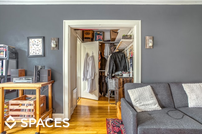 Building Photo - bedroom in Chicago IL 60657
