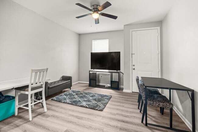 Foto del edificio - 8534 Woodlyn Rd