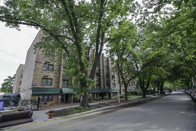 Building Photo - 665 W Wrightwood