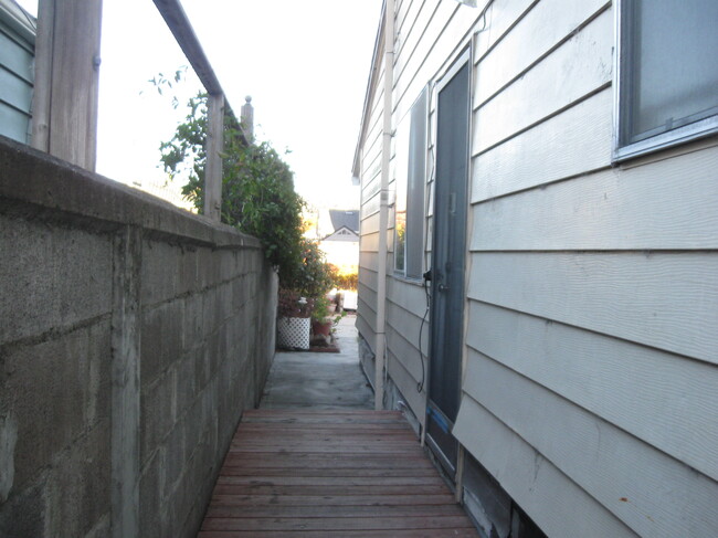 pathway to apartment and garden - 450 39th St