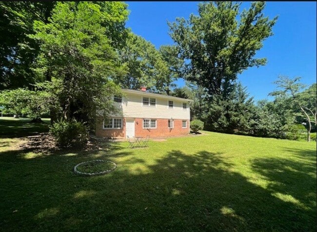 Building Photo - 731 Miller Ave
