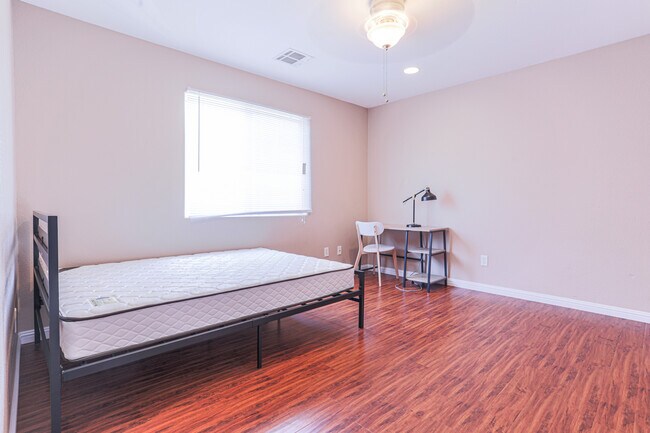 Foto del edificio - 3738 S Normandie Ave