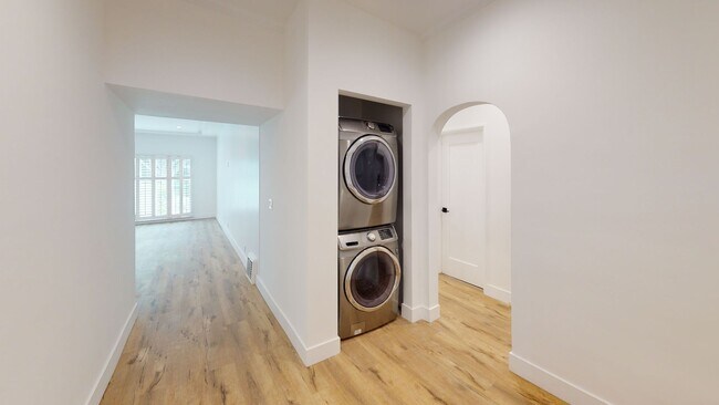Building Photo - 1021 S Hayworth Ave