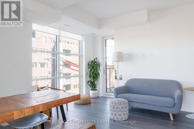 Photo du bâtiment - 1787 St Clair Ave W