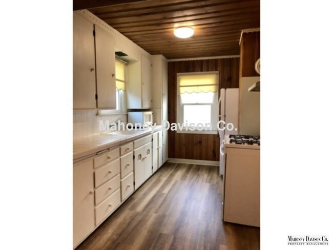 Foto del edificio - Charming 1 bdrm/1 bath cottage, new carpet...