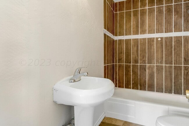 Building Photo - Take a look at this cute open concept 3 be...
