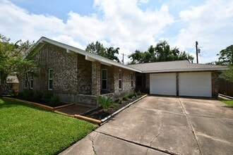Building Photo - 2017 Sunset Ct N