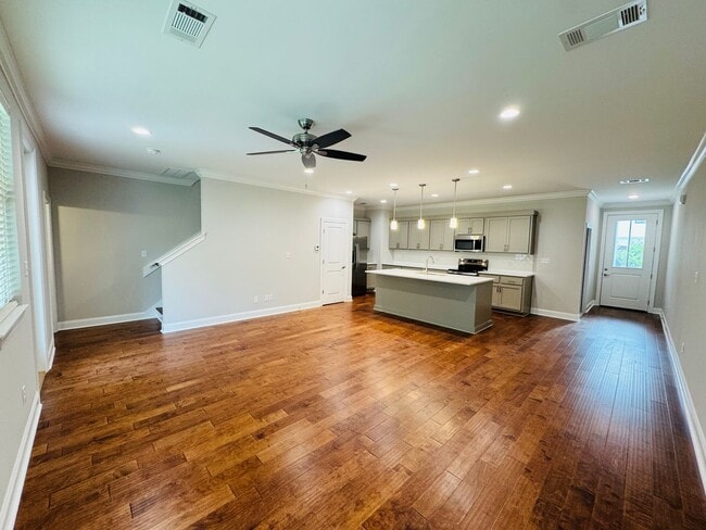 Building Photo - 3BR/3.5BA Townhome in The Crossing at Oxfo...