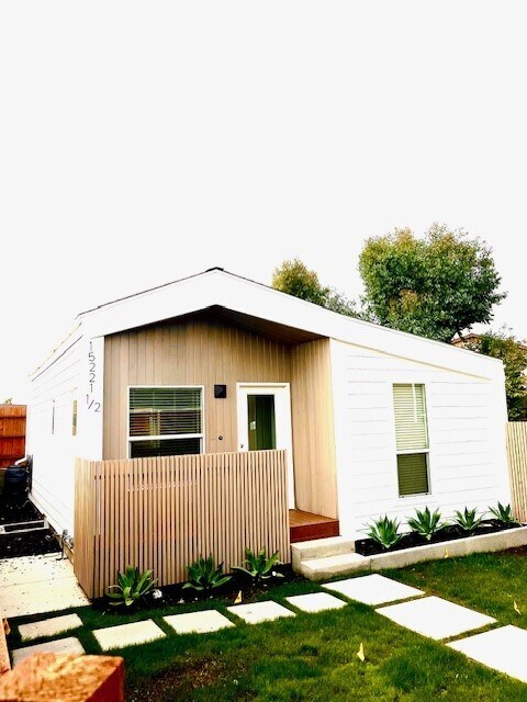 Primary Photo - 15221 Polly Ave