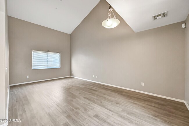 Foto del edificio - 8053 W Waltann Ln