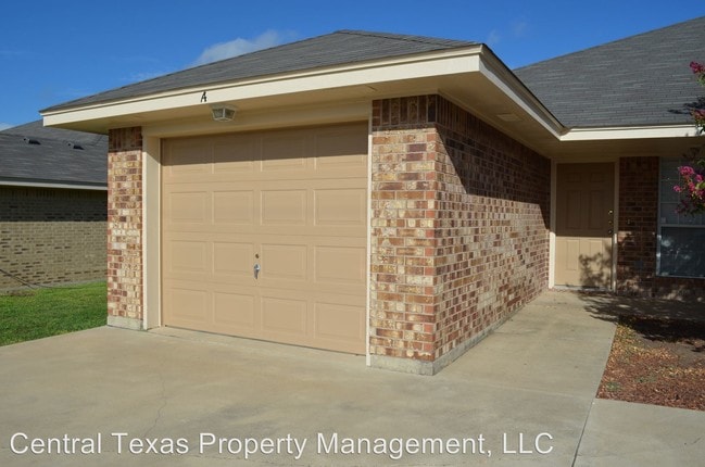 Building Photo - 2302 Wildewood Dr