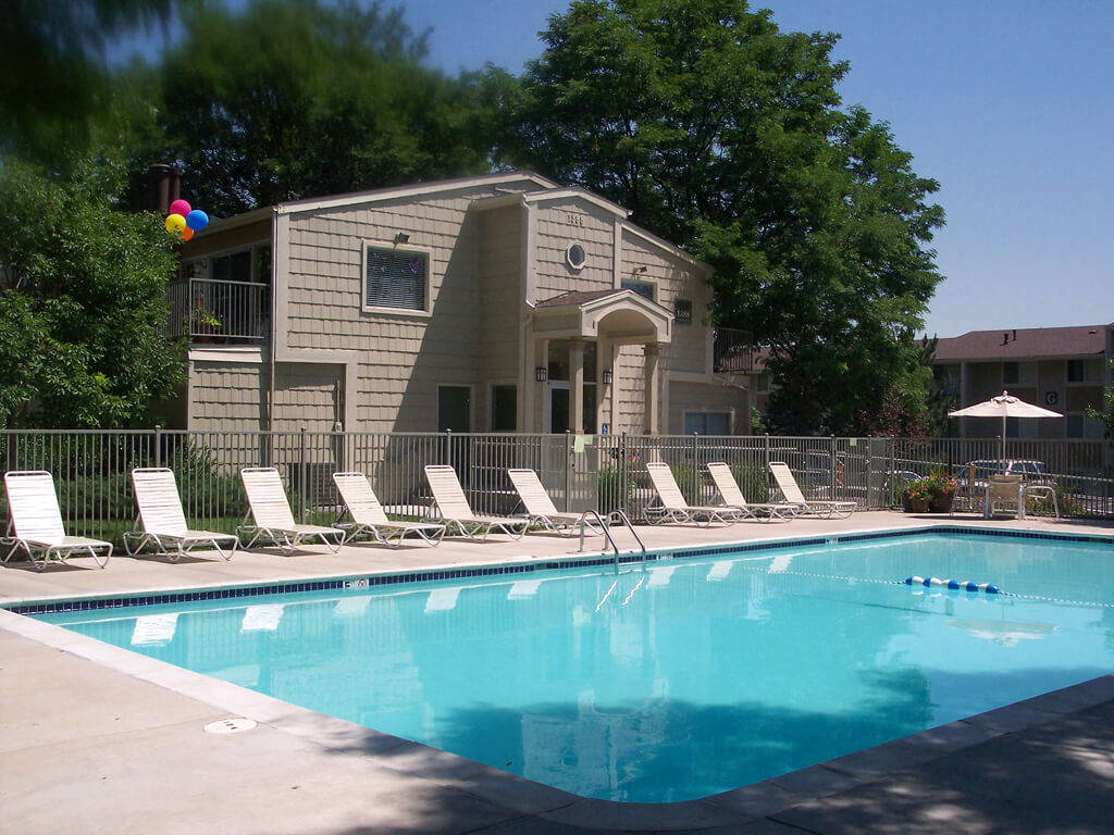 Piscina climatizada con terraza - Timberleaf Apartments