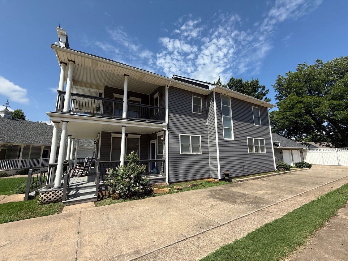 Building Photo - Unique & Close to Campus!
