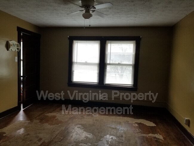 Building Photo - 49 Astor Ln