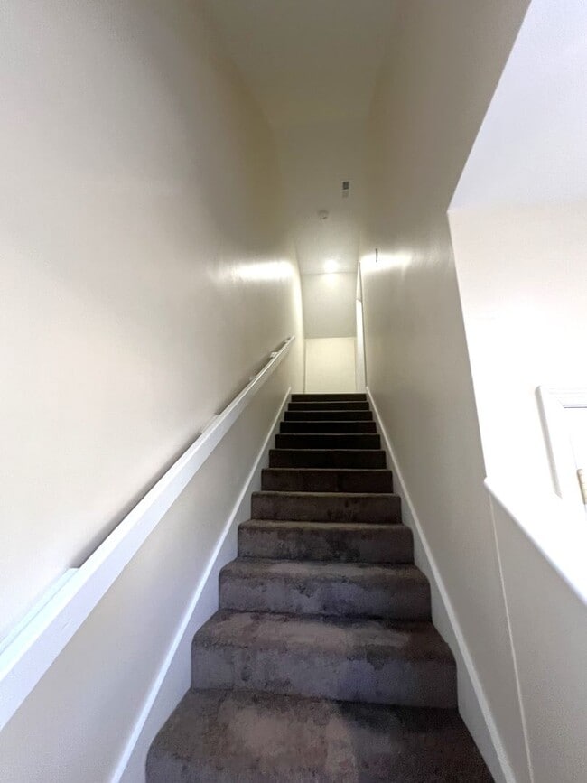 Building Photo - 1 BEDROOM STUDIO APT WALKING DISTANCE TO U...