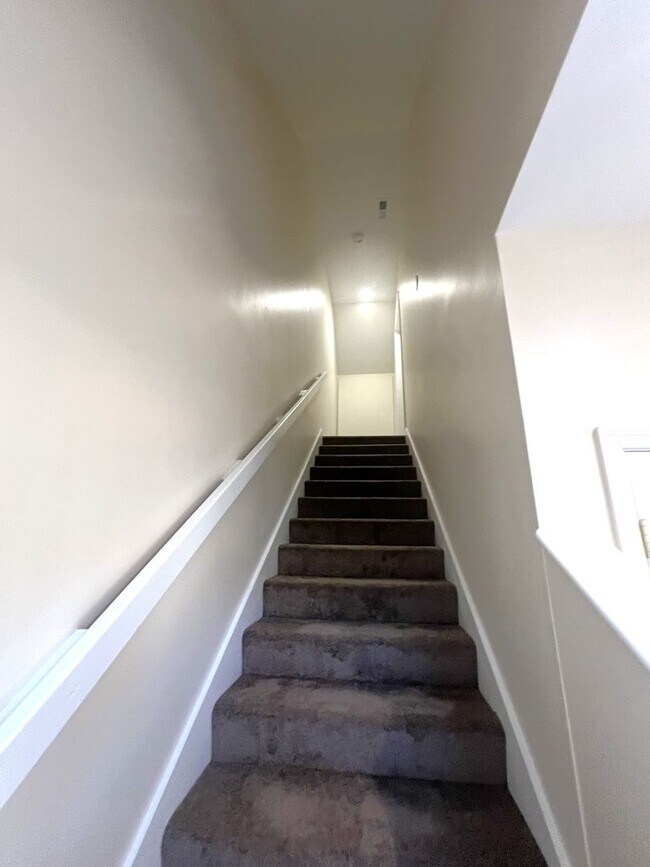 Foto del edificio - 1 BEDROOM STUDIO APT WALKING DISTANCE TO U...