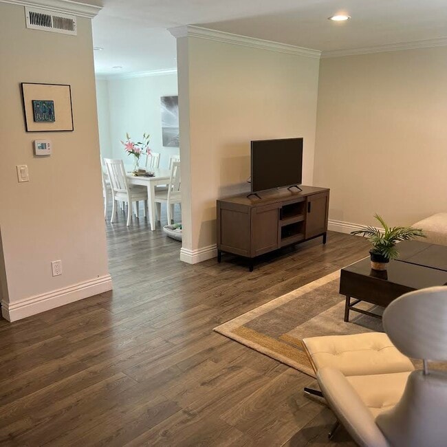 living room goes into kitchen/family/dining room - 1304 Stonewood Ct