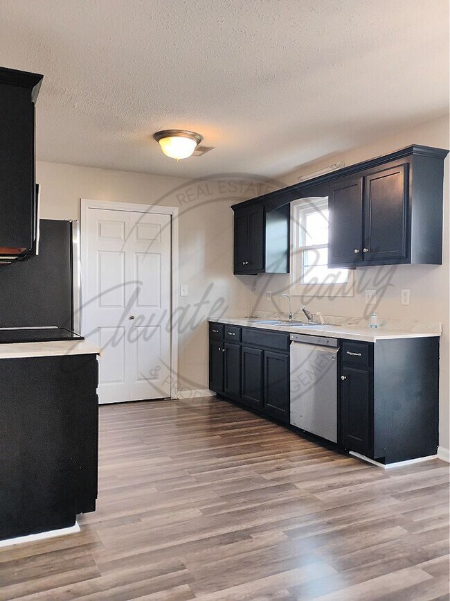 Foto del edificio - Three Bedroom Home with Bonus Room and Fen...