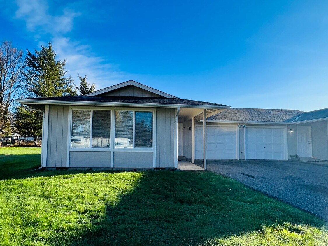Foto principal - Halsey - 24415 Richards Rd Duplex