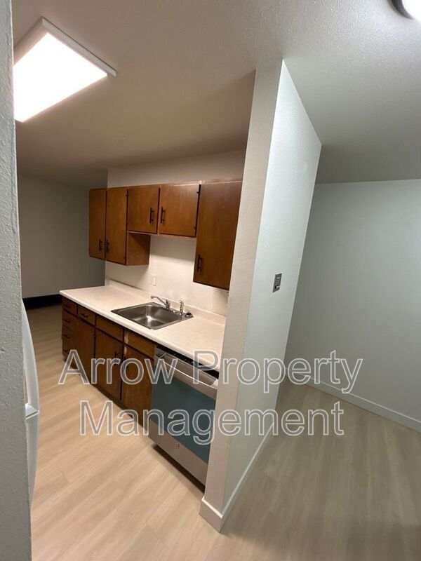 Building Photo - 215 E Arbor Ave