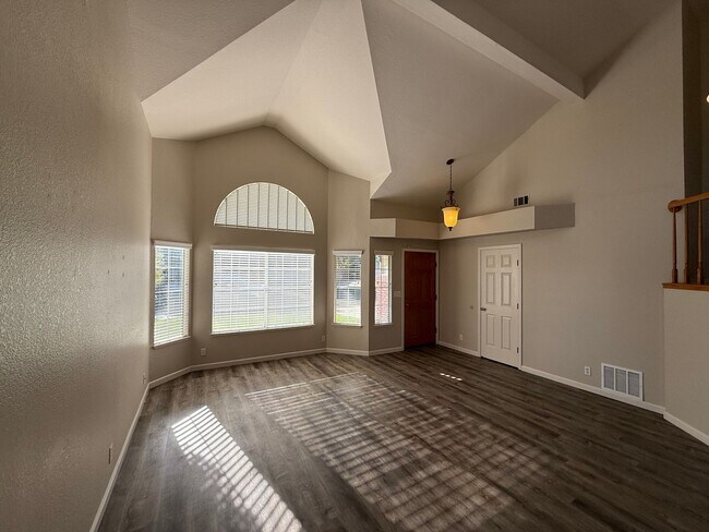 Foto del edificio - 4-bedroom plus a loft on a court in Escalon!