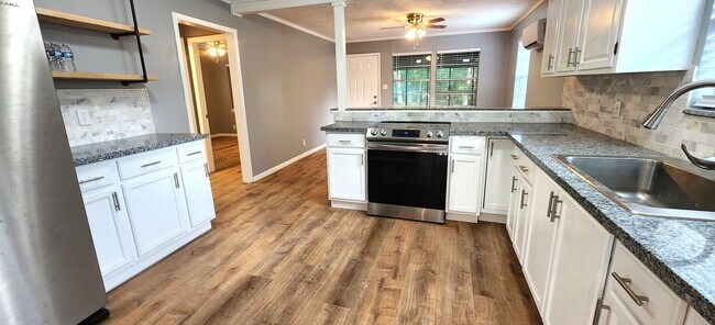 Building Photo - 3749 Lazy River Dr